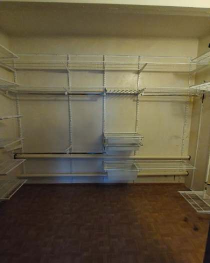 Белая П-образная гардеробная с выдвижными корзинами, ~2,8×2,1 м, фото 3