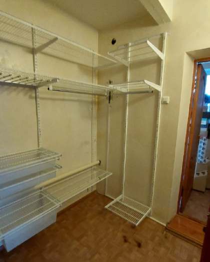 Белая П-образная гардеробная с выдвижными корзинами, ~2,8×2,1 м, фото 5