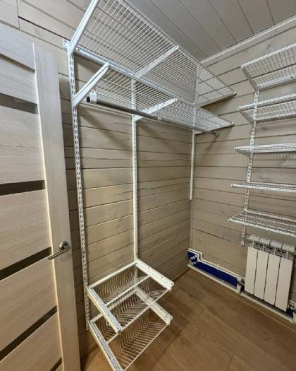 Белая П-образная гардеробная с выдвижными корзинами, ~1,7×2,1 м, фото 1
