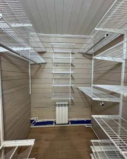Белая П-образная гардеробная с выдвижными корзинами, ~1,7×2,1 м, фото 2