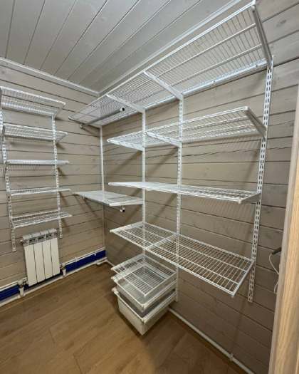 Белая П-образная гардеробная с выдвижными корзинами, ~1,7×2,1 м, фото 3