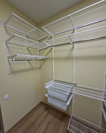 Белая П-образная гардеробная с выдвижными корзинами, ~2,4×1,8 м, фото 1