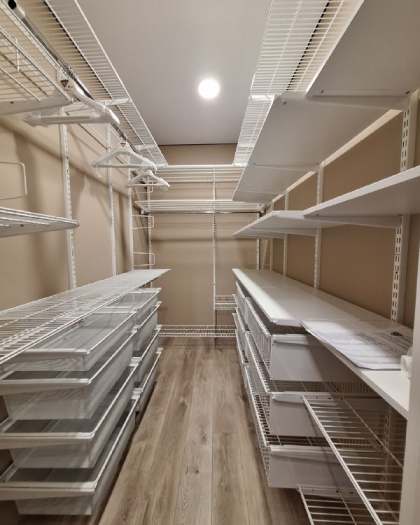 Белая П-образная гардеробная с выдвижными корзинами, ~1,9×3,1 м, фото 1
