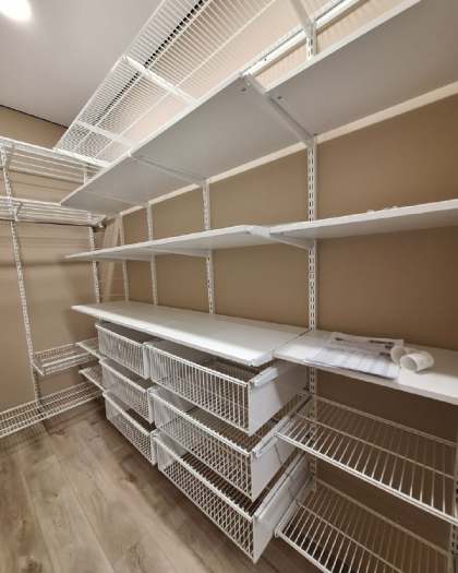 Белая П-образная гардеробная с выдвижными корзинами, ~1,9×3,1 м, фото 2