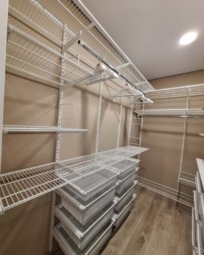 Белая П-образная гардеробная с выдвижными корзинами, ~1,9×3,1 м, фото 3
