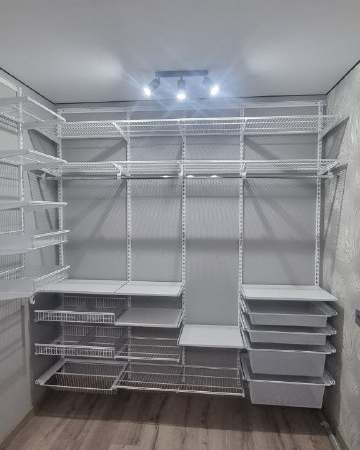 Белая П-образная гардеробная с выдвижными корзинами, ~2,4×2,2 м, фото 2