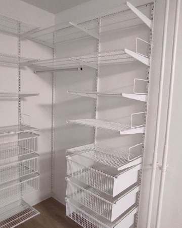 Белая П-образная гардеробная с выдвижными корзинами, ~2×2 м, фото 3
