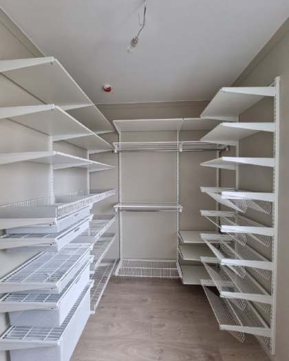 Белая П-образная гардеробная с выдвижными корзинами, ~1,8×2,5 м, фото 1