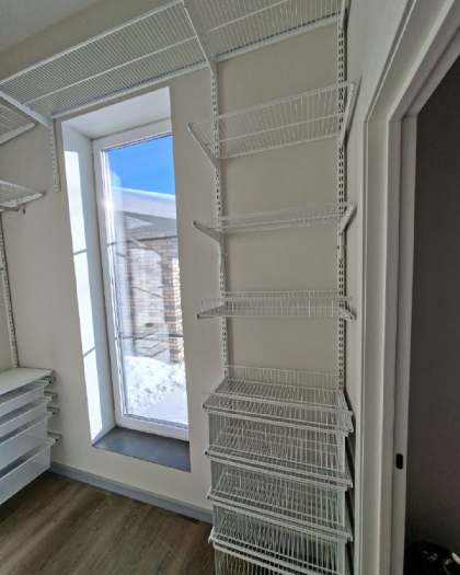 Белая П-образная гардеробная с выдвижными корзинами, ~1,8×2,7 м, фото 3