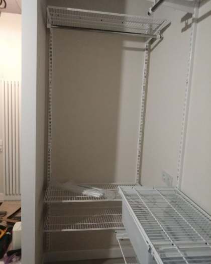 Белая П-образная гардеробная с выдвижными корзинами, ~2×2,1 м, фото 3