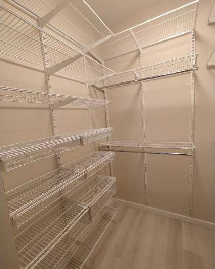 Белая П-образная гардеробная с выдвижными корзинами, ~2,4×2,1 м, фото 4