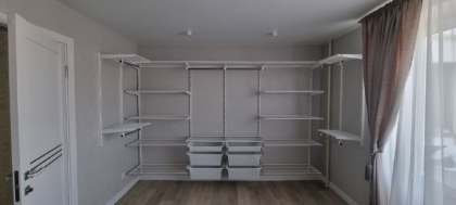 Белая П-образная гардеробная с выдвижными корзинами, ~3×2,8 м, фото 1