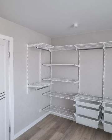 Белая П-образная гардеробная с выдвижными корзинами, ~3×2,8 м, фото 2