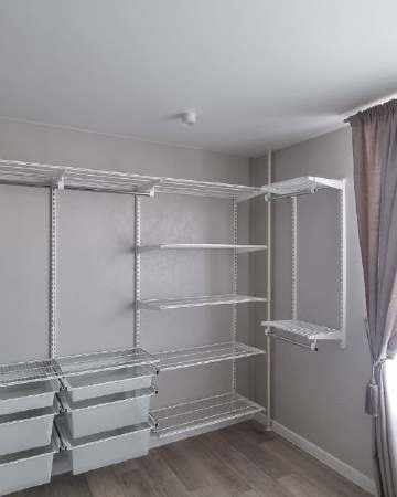 Белая П-образная гардеробная с выдвижными корзинами, ~3×2,8 м, фото 3