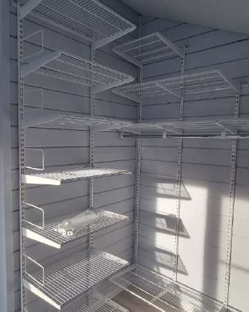 Белая П-образная гардеробная с выдвижными корзинами, ~2,4×2,2 м, фото 3