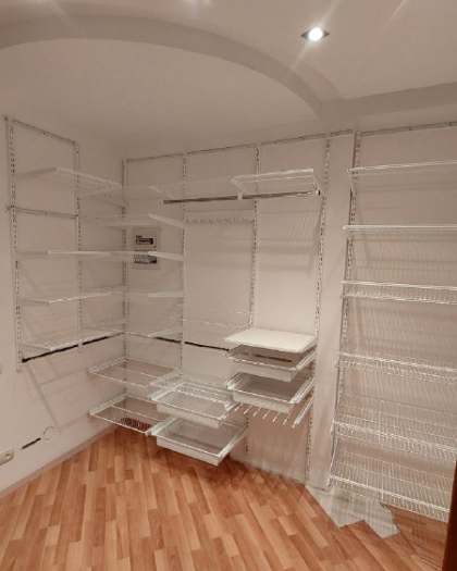 Белая П-образная гардеробная с выдвижными корзинами, ~2,7×2,2 м, фото 1
