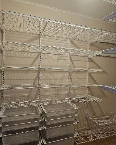 Белая П-образная гардеробная с выдвижными корзинами, ~1,8×2,6 м, фото 2