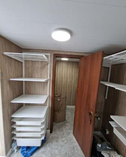 Белая П-образная гардеробная с выдвижными корзинами, фото 1