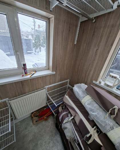 Белая П-образная гардеробная с выдвижными корзинами, фото 6