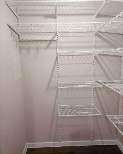 Белая П-образная гардеробная с выдвижными корзинами, ~1,5×2 м, фото 1