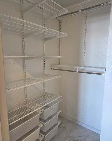 Белая П-образная гардеробная с выдвижными корзинами, ~1,2×1,8 м, фото 1