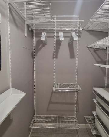 Белая П-образная гардеробная с выдвижными корзинами, ~1,3×2,1 м, фото 1