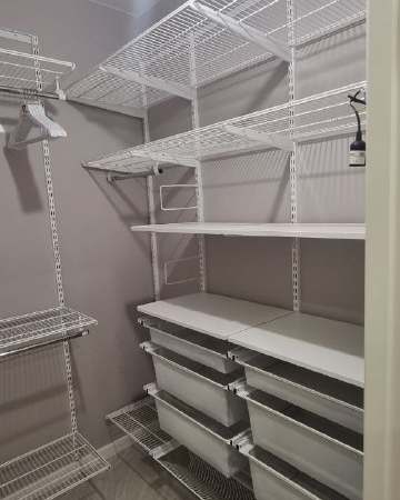 Белая П-образная гардеробная с выдвижными корзинами, ~1,3×2,1 м, фото 3