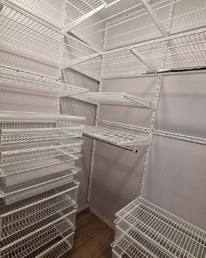 Белая П-образная гардеробная с выдвижными корзинами, ~2,1×1,8 м, фото 2