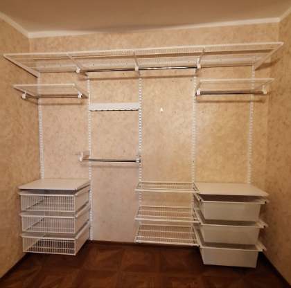 Белая П-образная гардеробная с выдвижными корзинами, фото 1