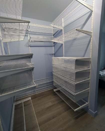 Белая П-образная гардеробная с выдвижными корзинами, ~1,2×2 м, фото 1