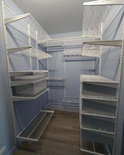 Белая П-образная гардеробная с выдвижными корзинами, ~1,2×2 м, фото 2