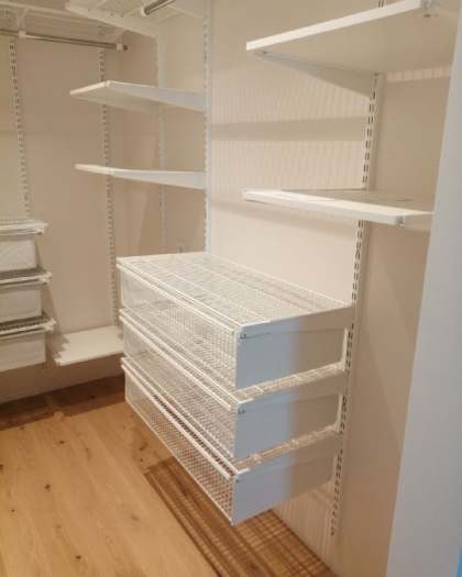 Белая П-образная гардеробная с выдвижными корзинами, ~1,8×2,1 м, фото 1