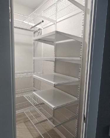 Белая П-образная гардеробная с выдвижными корзинами, ~1,8×2,1 м, фото 4