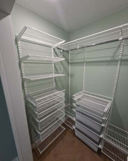 Белая П-образная гардеробная с выдвижными корзинами, ~2,1×1,6 м, фото 1