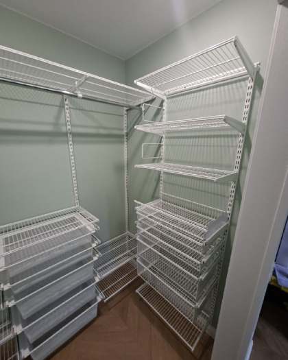 Белая П-образная гардеробная с выдвижными корзинами, ~2,1×1,6 м, фото 3