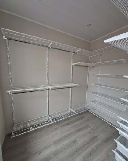 Белая П-образная гардеробная с выдвижными корзинами, ~2,7×2,2 м, фото 1