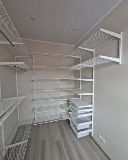 Белая П-образная гардеробная с выдвижными корзинами, ~2,7×2,2 м, фото 2