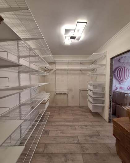 Белая П-образная гардеробная с выдвижными корзинами, фото 1