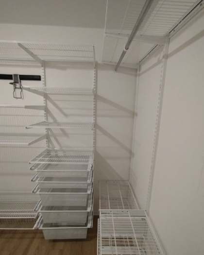 Белая П-образная гардеробная с выдвижными корзинами, ~2×3 м, фото 4