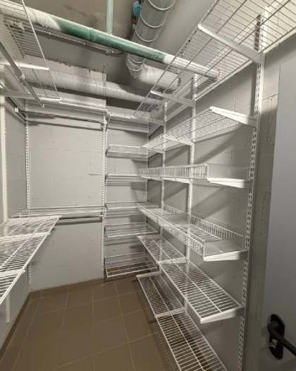 Белая П-образная гардеробная с выдвижными корзинами, ~2×3 м, фото 2