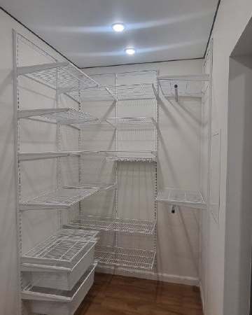 Белая П-образная гардеробная с выдвижными корзинами, ~2×2,5 м, фото 1