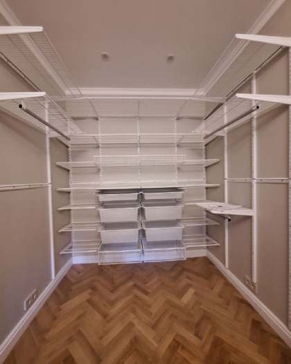 Белая П-образная гардеробная с выдвижными корзинами, ~2,2×2,7 м, фото 1