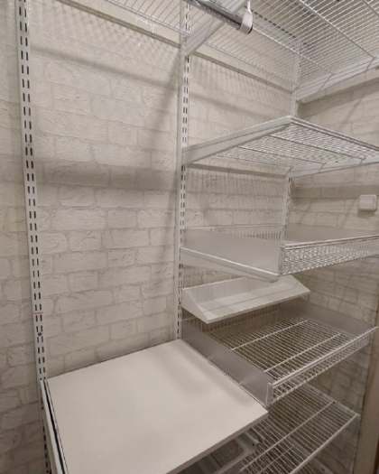 Белая П-образная гардеробная с выдвижными корзинами, ~1,3×2 м, фото 3