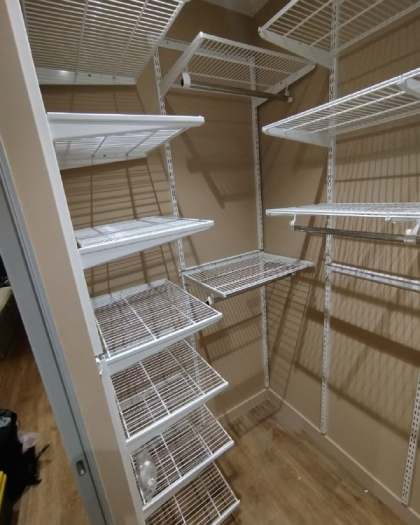 Белая П-образная гардеробная с выдвижными корзинами, ~2×1,8 м, фото 3