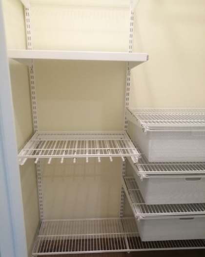 Белая П-образная гардеробная с выдвижными корзинами, ~1,4×1,5 м, фото 1