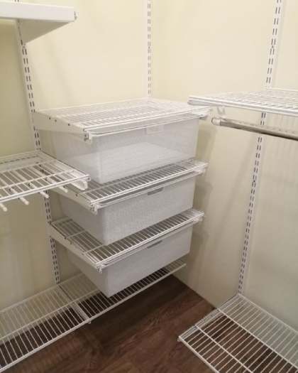 Белая П-образная гардеробная с выдвижными корзинами, ~1,4×1,5 м, фото 3