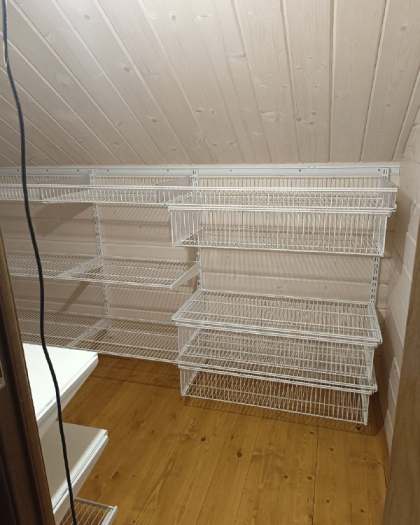 Белая П-образная гардеробная с выдвижными корзинами, ~1,9×2,1 м, фото 1