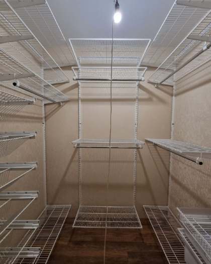 Белая П-образная гардеробная с выдвижными корзинами, ~1,5×2 м, фото 1