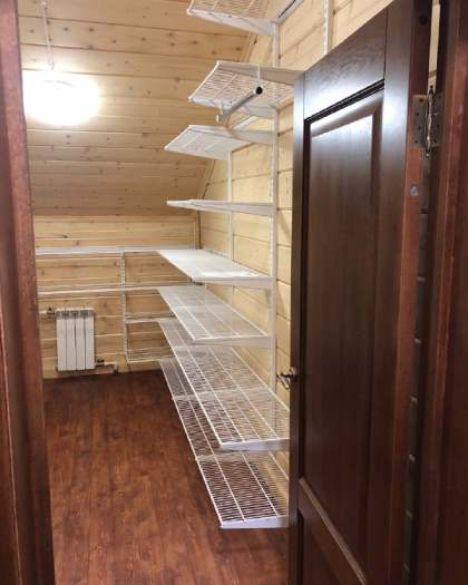 Белая П-образная гардеробная с выдвижными корзинами, ~2,2×3 м, фото 2