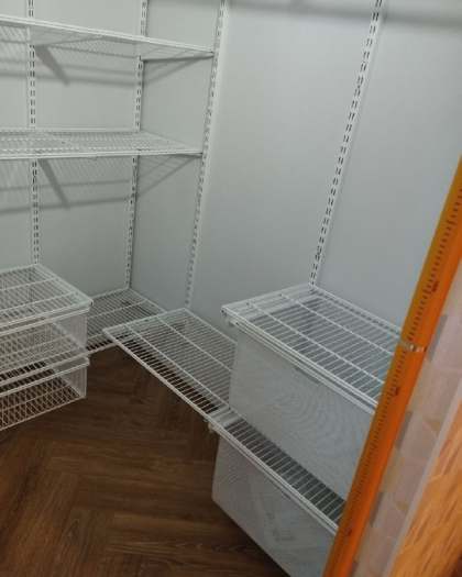 Белая П-образная гардеробная с выдвижными корзинами, ~1,5×1,5 м, фото 1